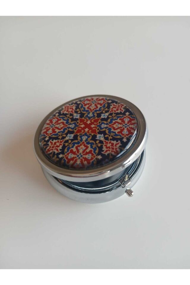 Klasik Desenli Kilit Sistemli Yuvarlak Metal Cep Küllüğü