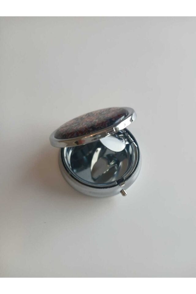 Klasik Desenli Kilit Sistemli Yuvarlak Metal Cep Küllüğü