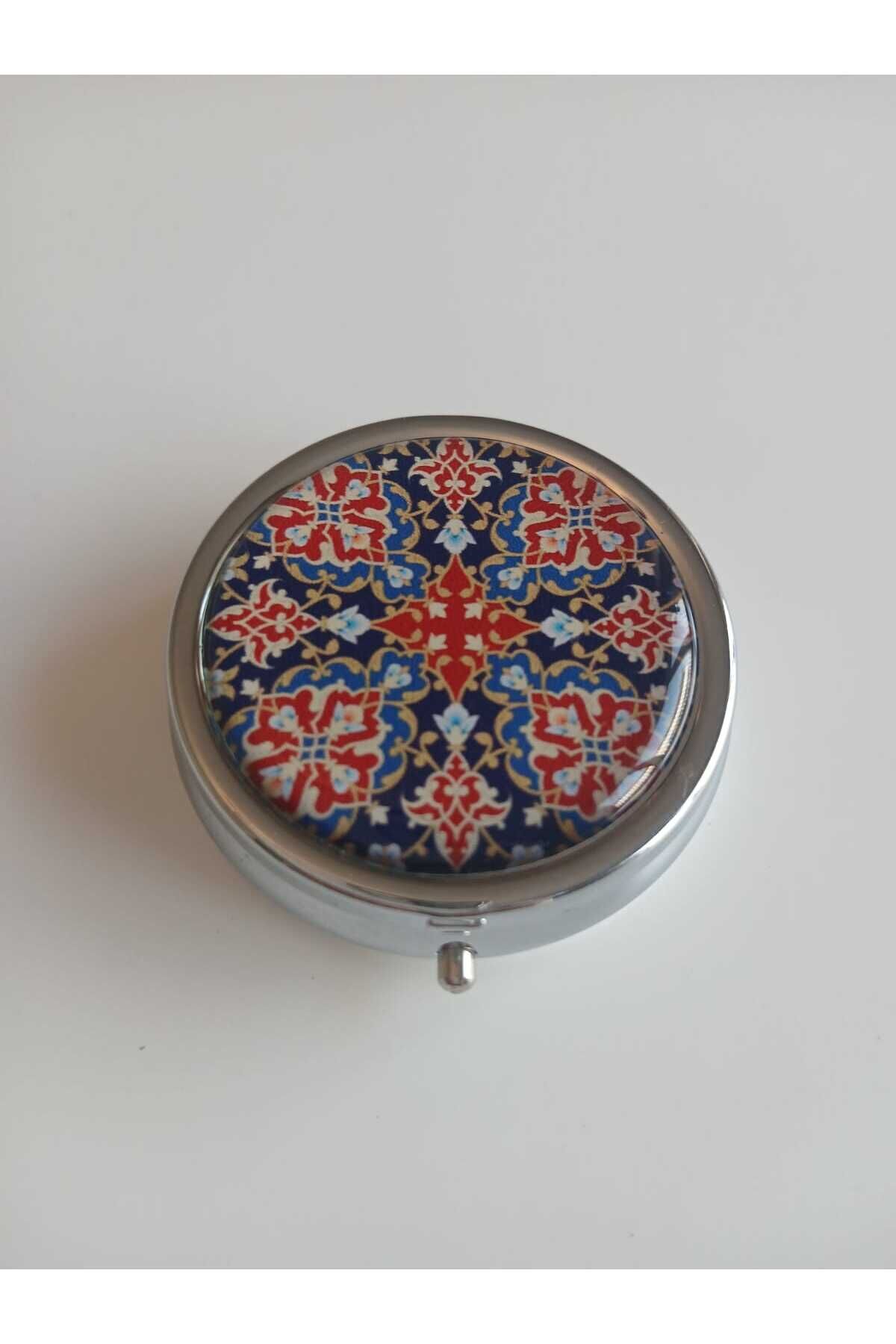 Klasik Desenli Kilit Sistemli Yuvarlak Metal Cep Küllüğü