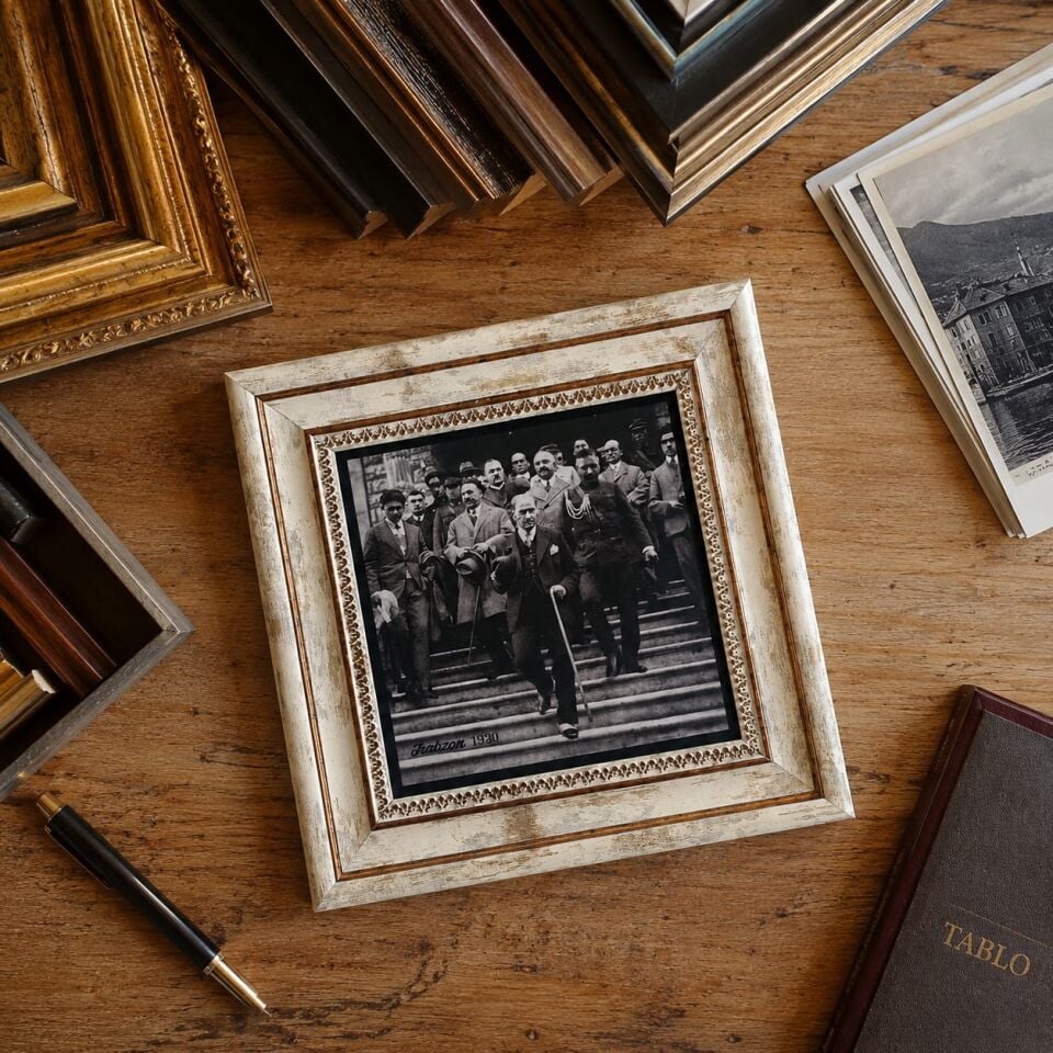 Atatürk'ün 1930 Tarihli Trabzon Ziyareti Temalı Ahşap Çerçeveli Doğaltaş Tablo