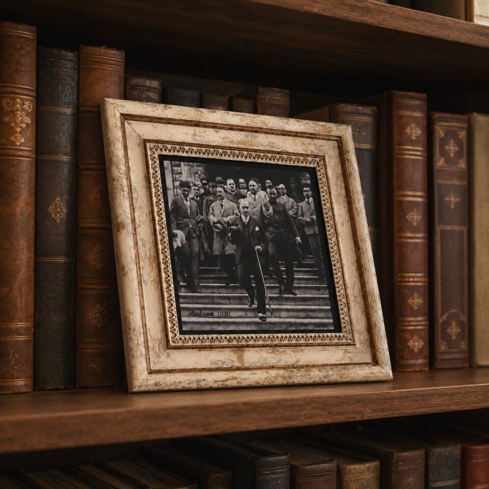 Atatürk'ün 1930 Tarihli Trabzon Ziyareti Temalı Ahşap Çerçeveli Doğaltaş Tablo