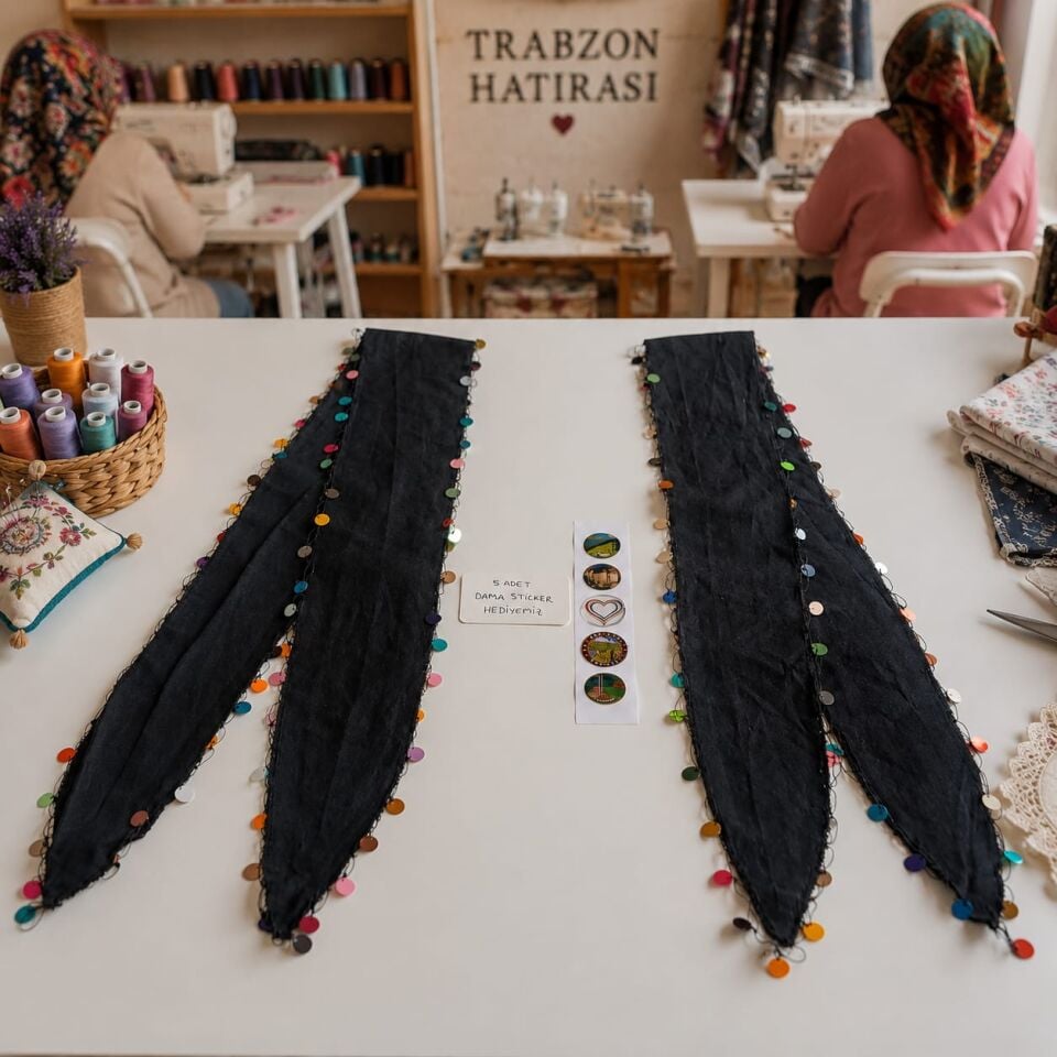 Siyah Bandana | Renkli Pul Detaylı – 5 Sticker Hediyeli