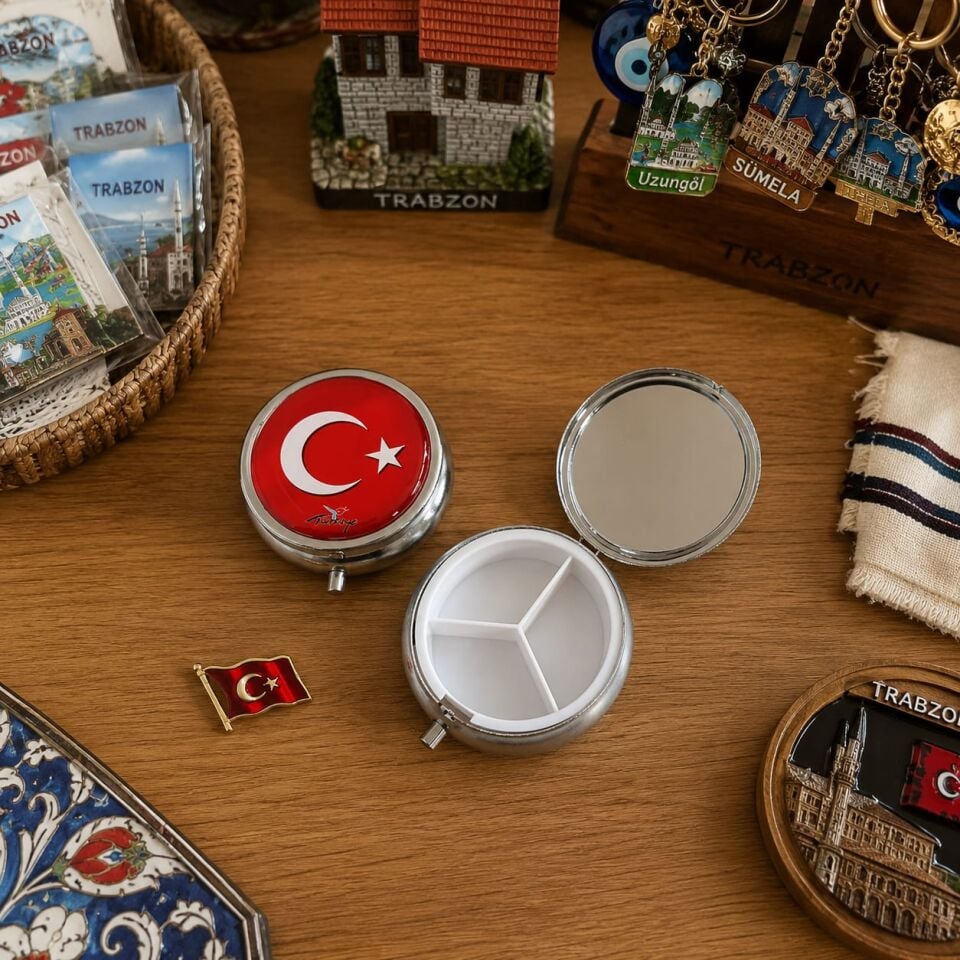 Türk Bayrağı Desenli İlaç Saklama Kutusu.Bayrak Rozet Hediyeli